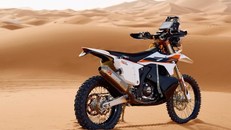 KTM 450 Rally Replica 2025 pronta para ‘surfar’ nas dunas
