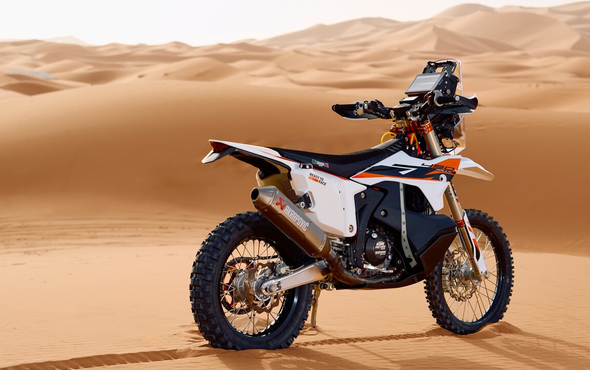 KTM 450 Rally Replica 2025 pronta para ‘surfar’ nas dunas