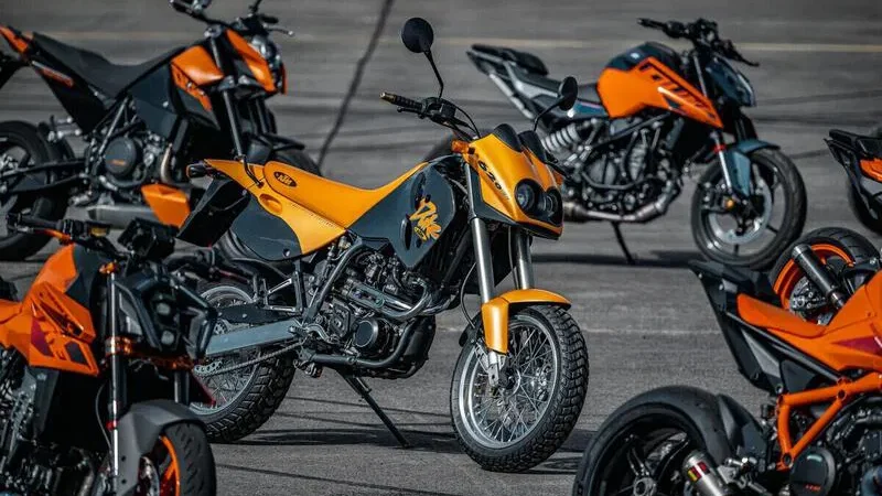 KTM Duke celebra o 30º aniversário na KTM Motohall