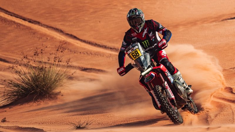 W2RC: Schareina na frente de duas KTM’s no rali de Abu Dhabi