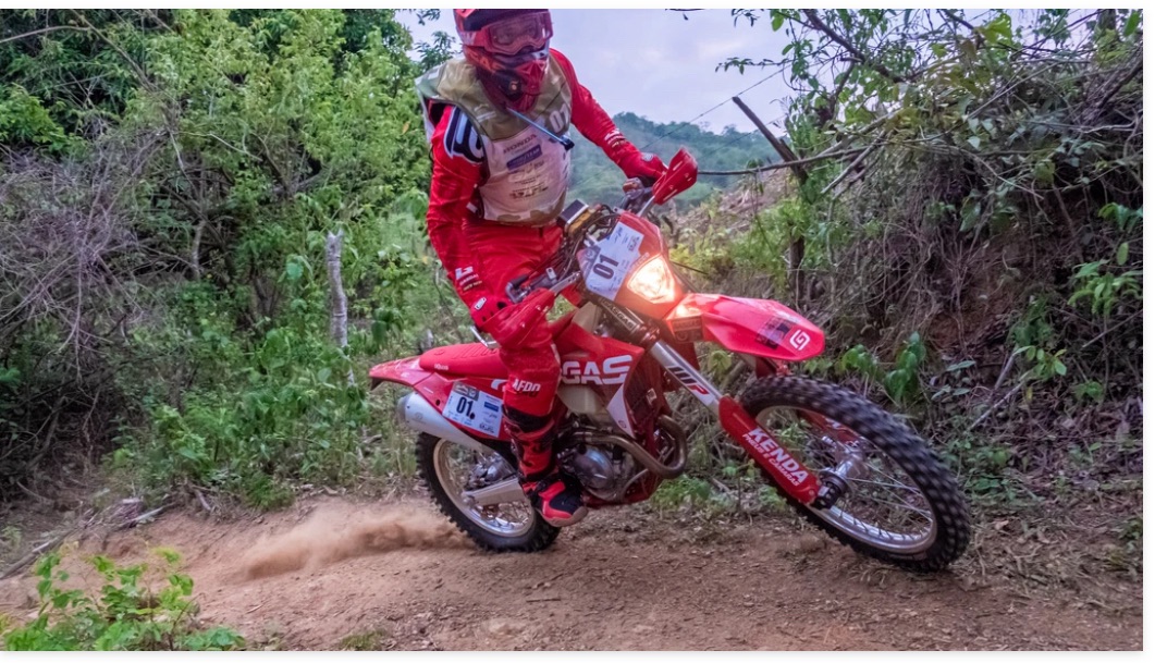 Pilotos enfrentaram 393 km no primeiro dia do enduro de regularidade