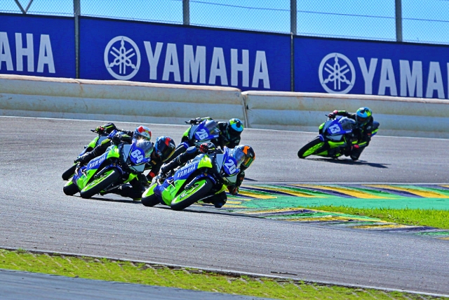 Yamalube R3 bLU cRU e Yamaha R15 bLU cRU América Latina definem Campeões