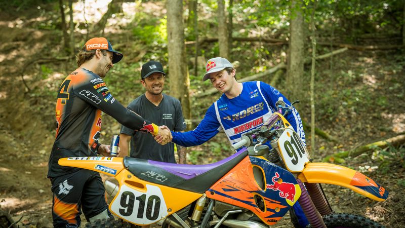 Video, Mani Lettenbichler vs Carson Brown hard enduro race-off em uma KTM 300 de 1996