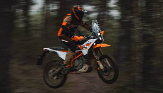 KTM 390 Adventure 2025: nova versão R mais campestre